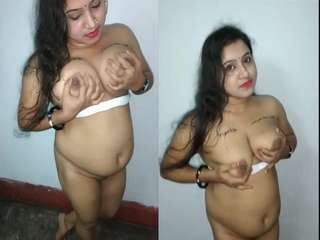 Sexy Desi Bhabhi Showing her Nude Body