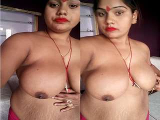 Bhabhi Showing her Big Boobs