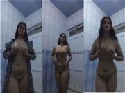 Girl Shows her Nude Body