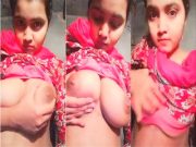 Desi Girl Shows her Boobs